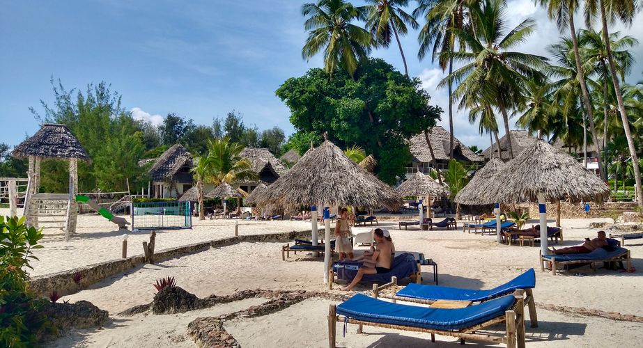 Voorbeeldaccommodatie Zanzibar Paradise Beach strand en ligbedjes